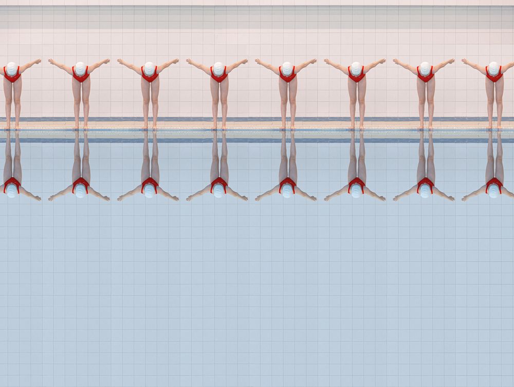 В бассейне...