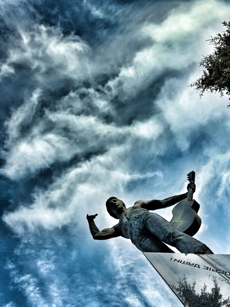 Атланты держат небо