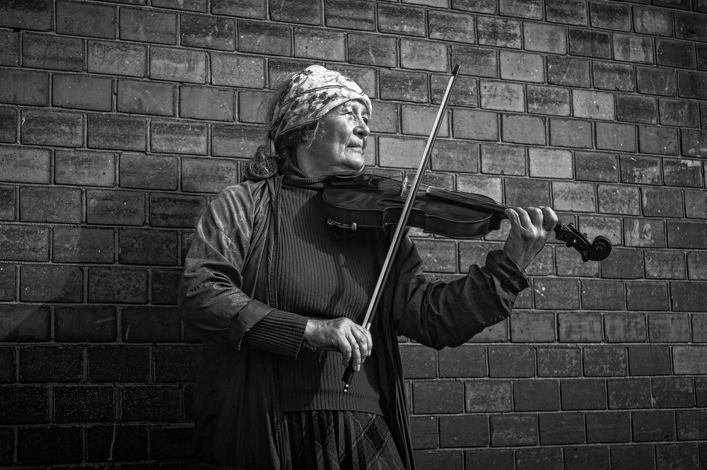 Надежда Понтелеевна, уличный музыкант