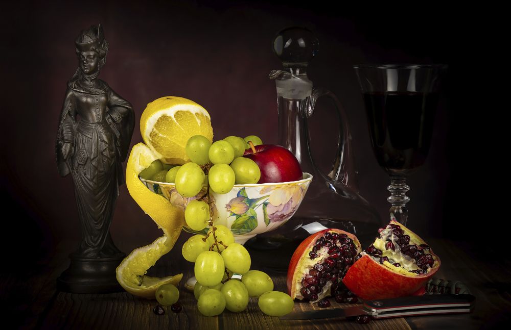 Натюрморт со статуэткой