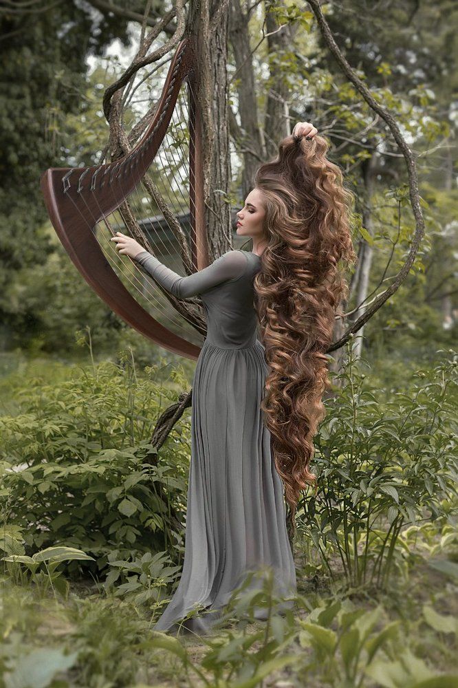 Девушка с арфой