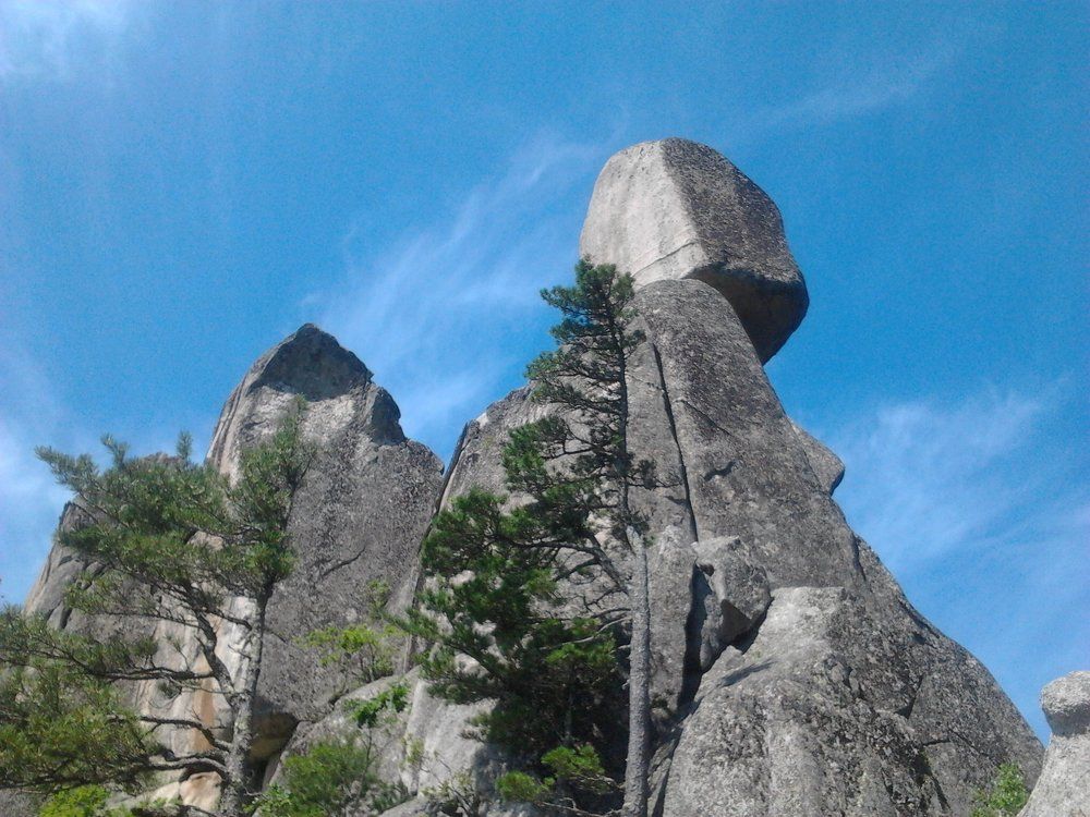 Падающий камень. Парк Драконов.Приморский край