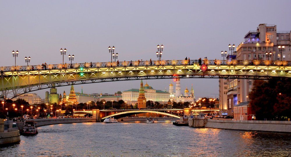 Из-под Патриаршего моста...