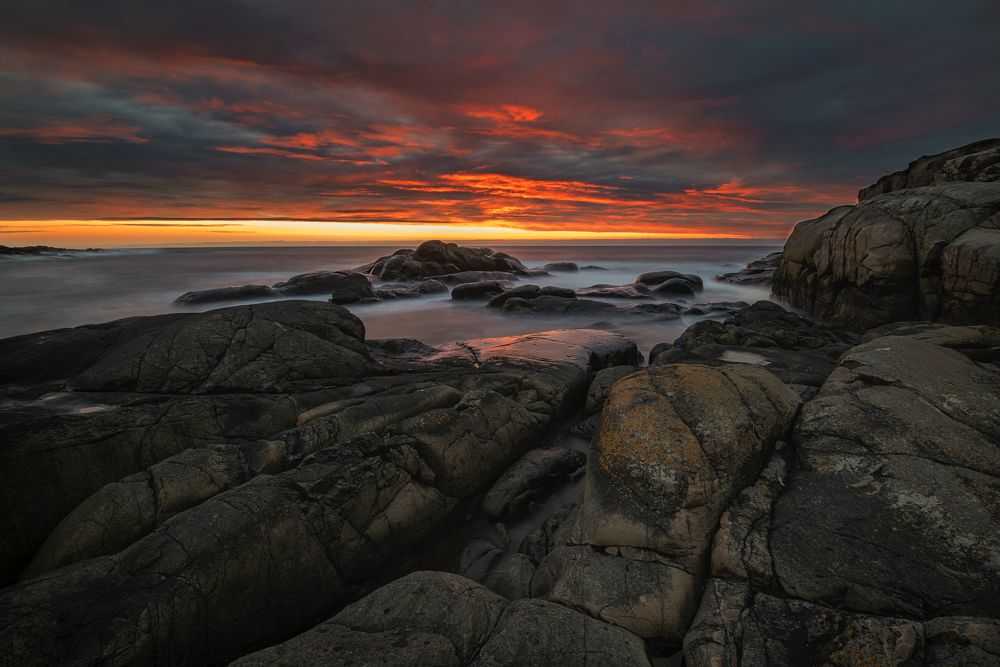 Рассвет  в полярный день на краю земли.