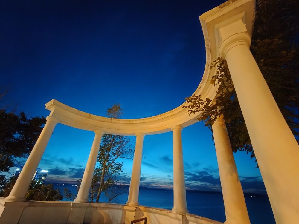 Арка у моря