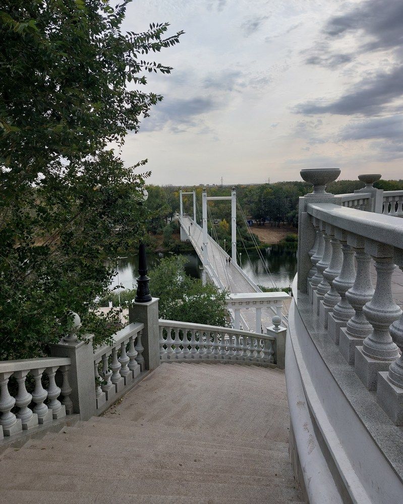 Белоснежная набережная и мост из Европы в Азию.