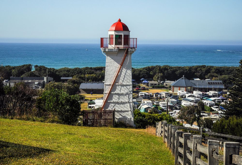 Маяк на берегу Тихого океана