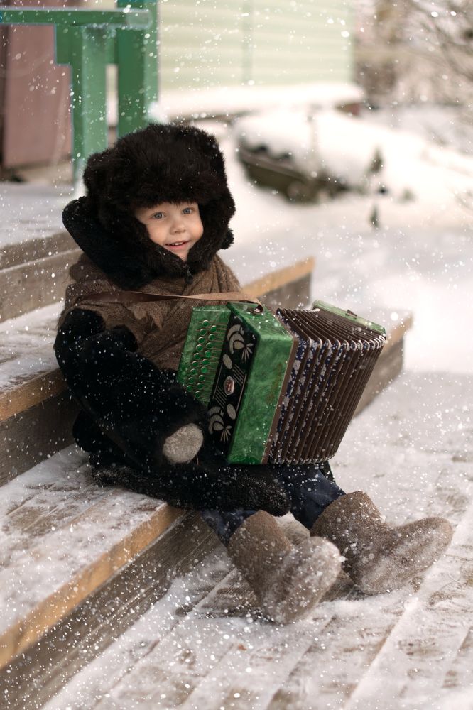 Я играю на гармошке