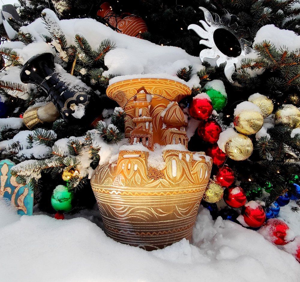 Кувшин в снегу