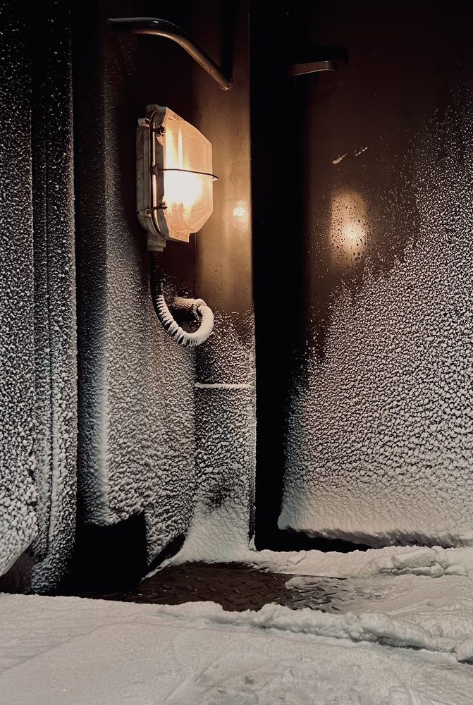 За приоткрытой дверью