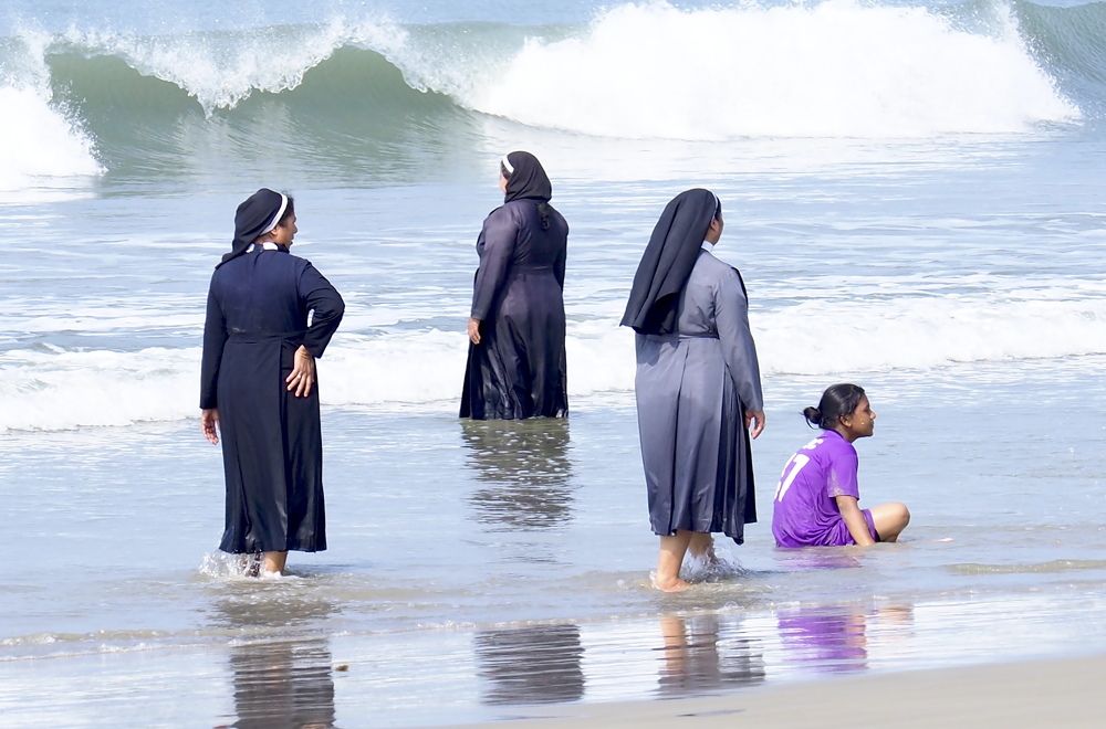 Индия. купание детей из приюта.