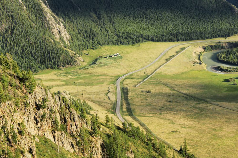 Дорога лентой убегает вдаль...