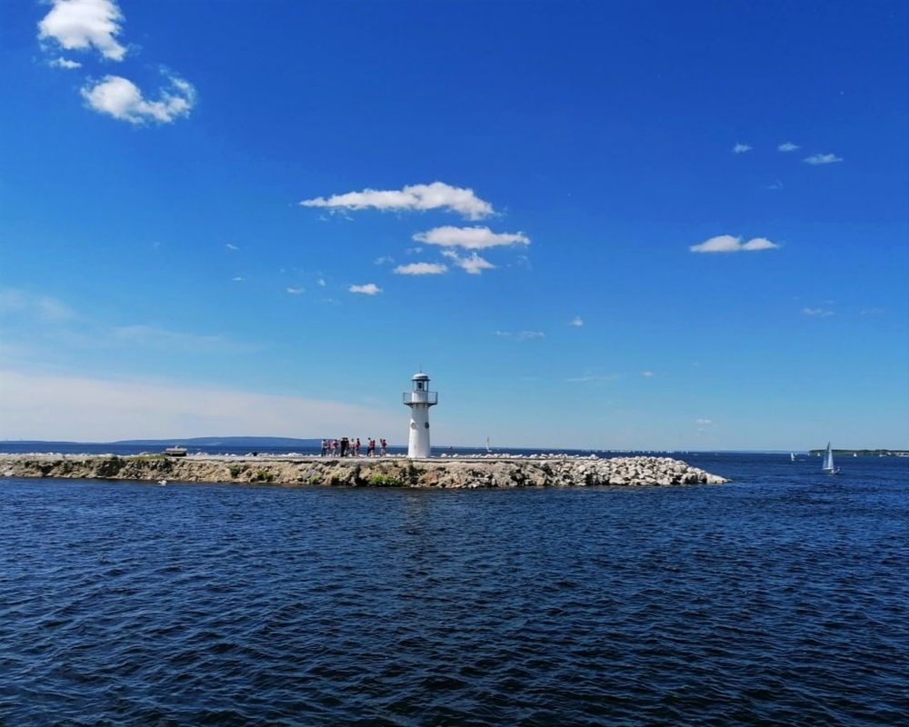 Вид со смотровой площадки. Маяк. Яхт-клуб.