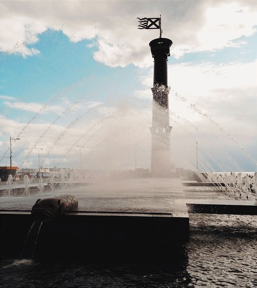 Колонна-маяк в парке 300-летия