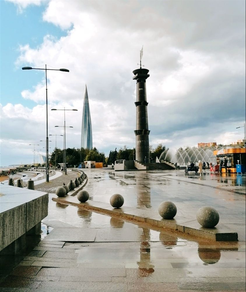 Колонна-маяк в парке 300-летия и Лахта центр