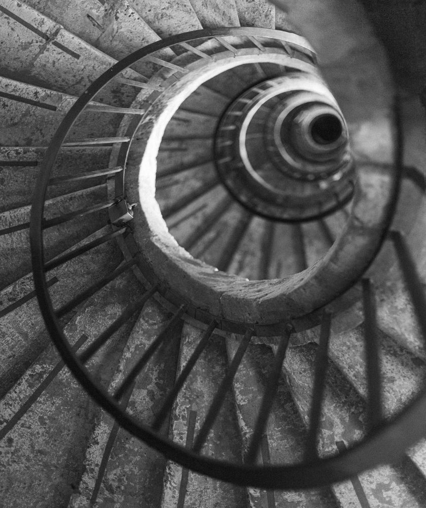 Stairway to nowhere: paradox and illusion of perspective