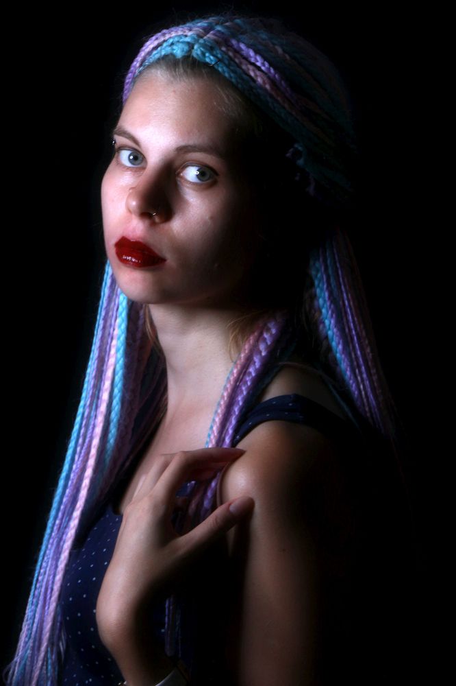 Девушка с бирюзовыми волосами