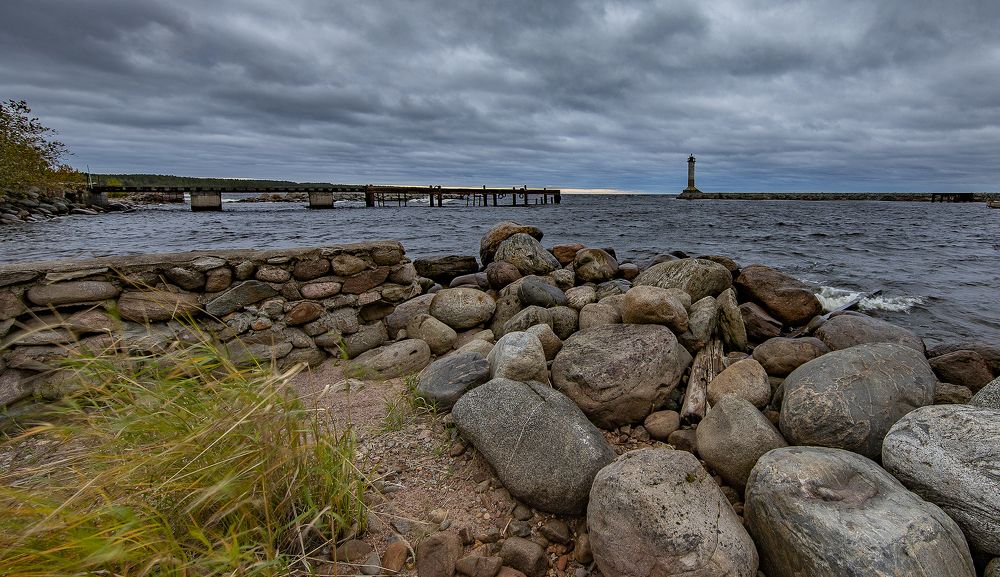 Каменистый берег