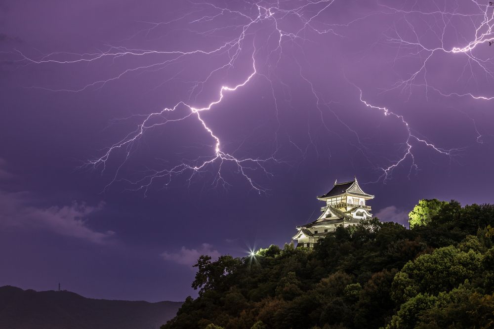 Inuyama Castle thundering with lightning.