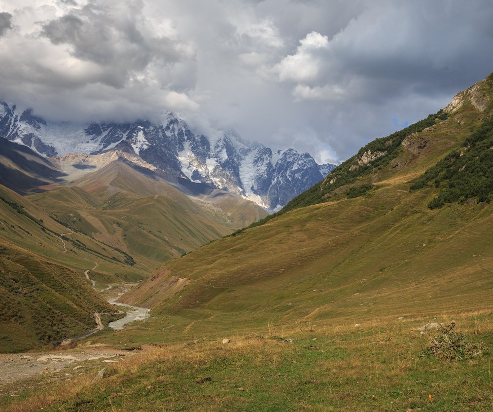 Шхара в облаках