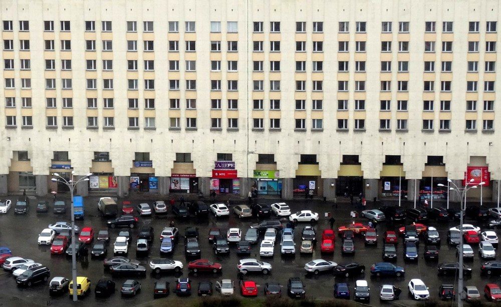 Город живет