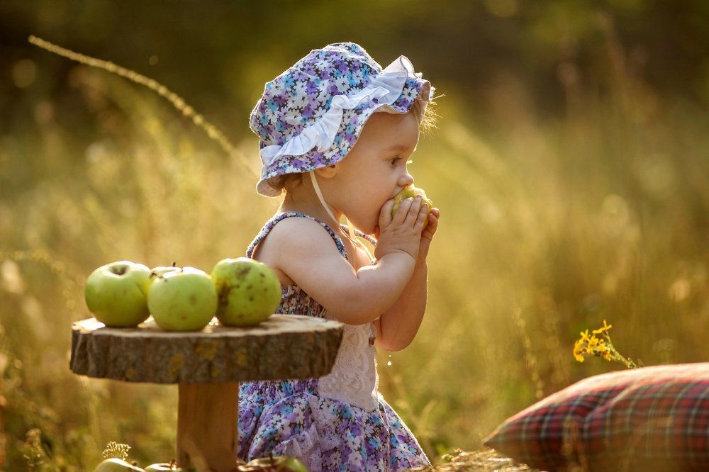 Женя - любительница яблок