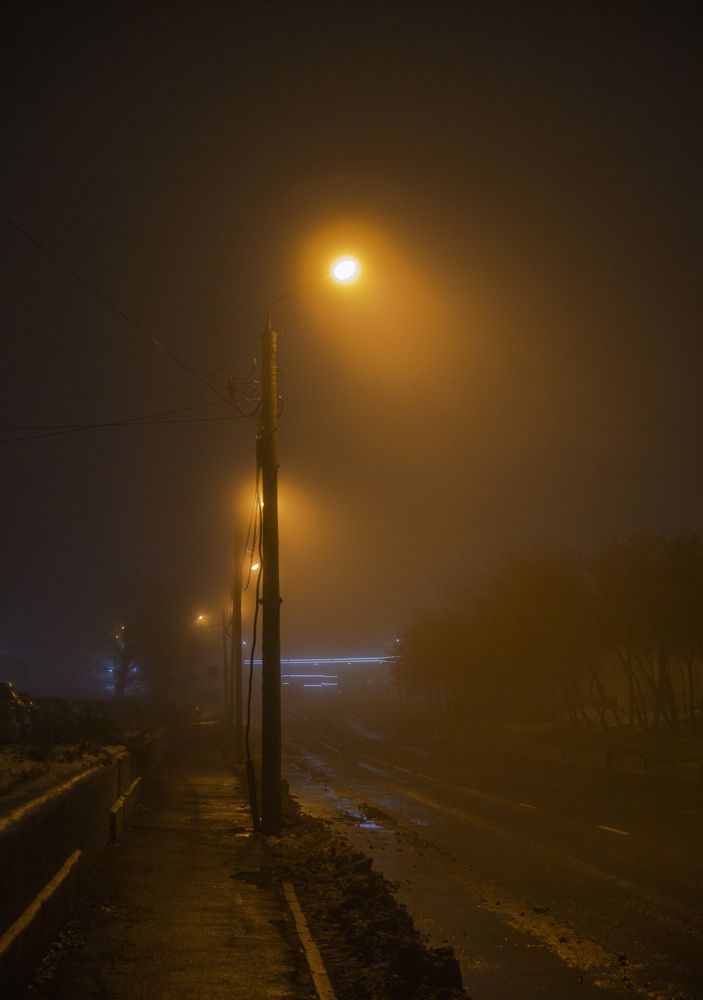 Город в тумане. Ночной пейзаж.