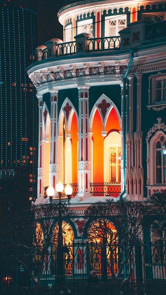 Дом Севастьянова в ночи