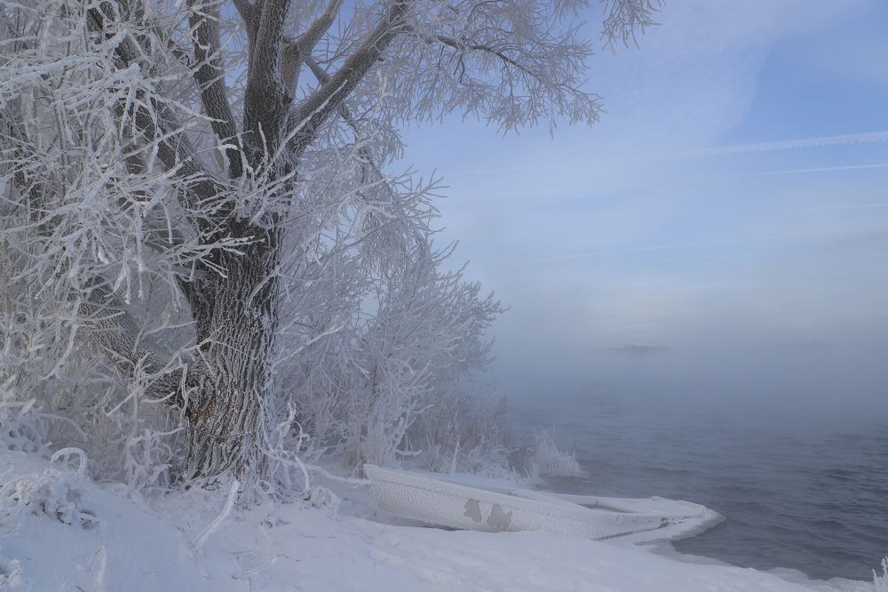 Зимняя сказка на берегу теплого озера