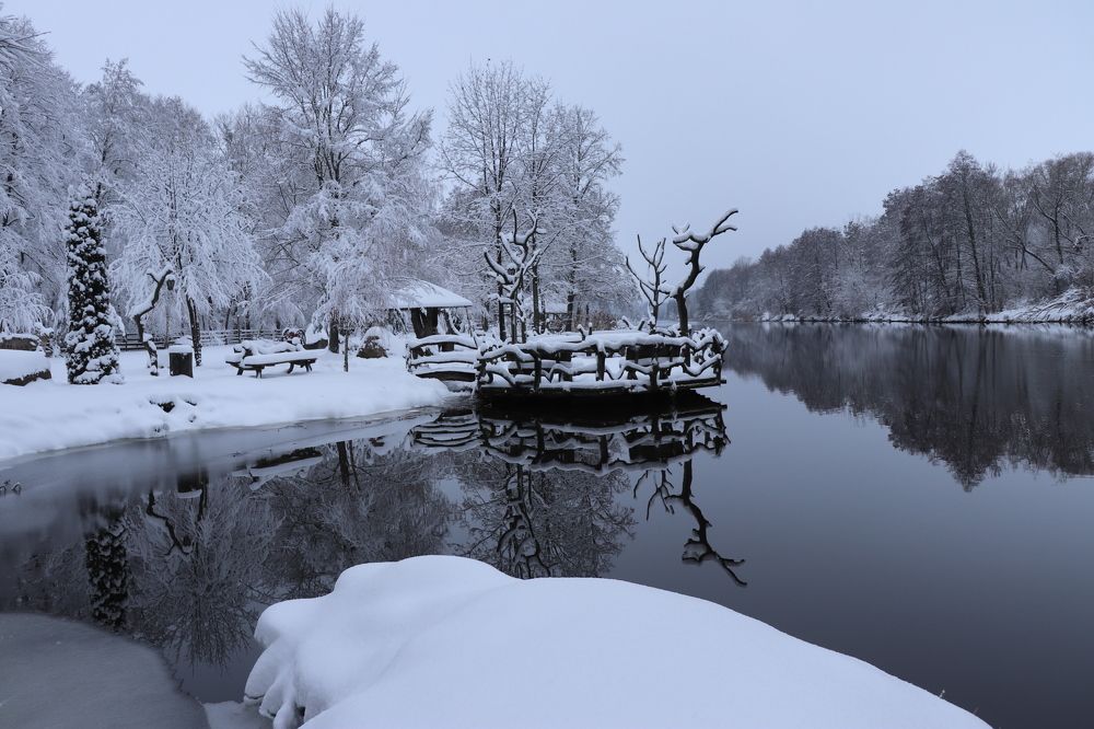 Снежный остров на реке Муховец, Брестская область, Беларусь.