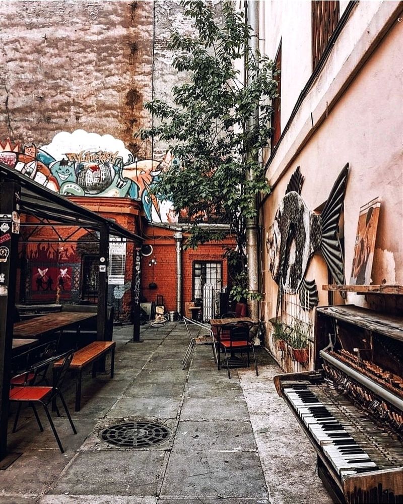 Кафе на улице Джона Леннона. Санкт-Петербург