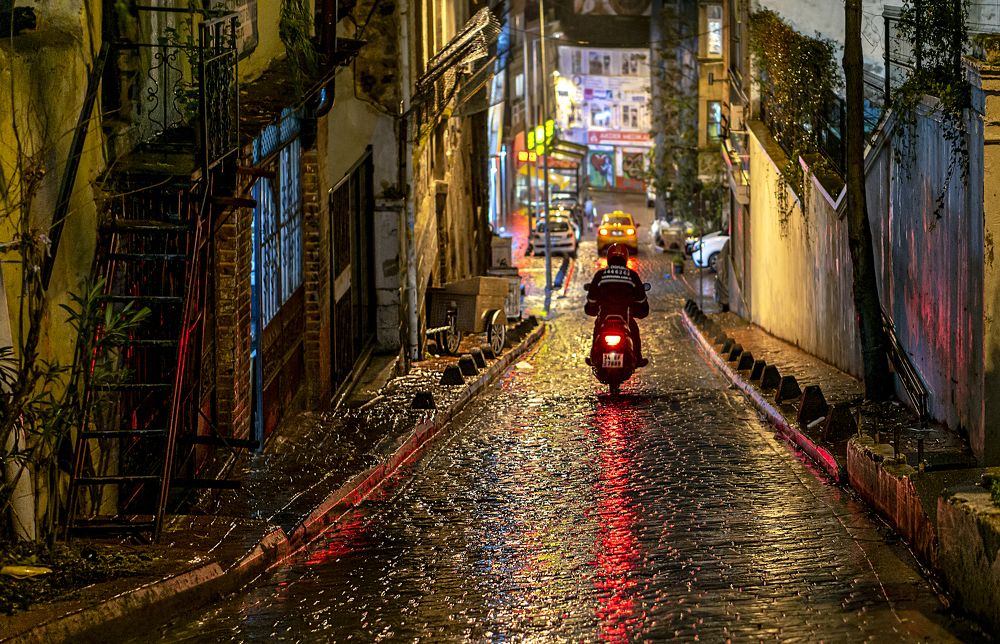 Вниз по улице Мач