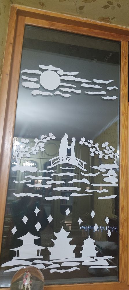 Белый трафарет на окне