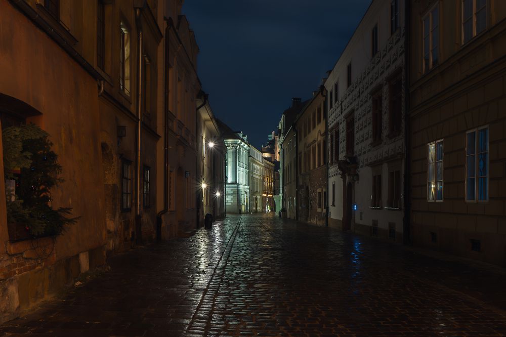 Kanonicza Street at night.