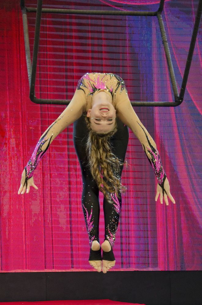 Девушка на кубе.