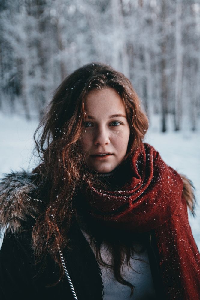 Прекрасная девушка в зимнем лесу