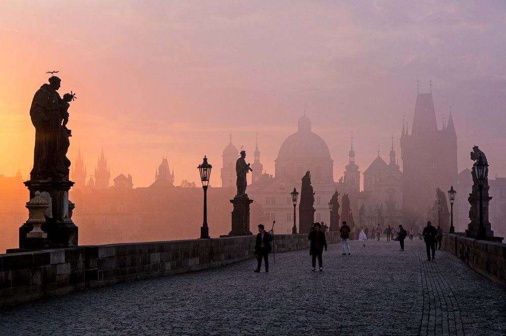 Человек со штативом