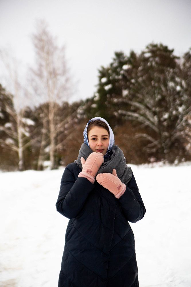 Русская девушка на опушке леса