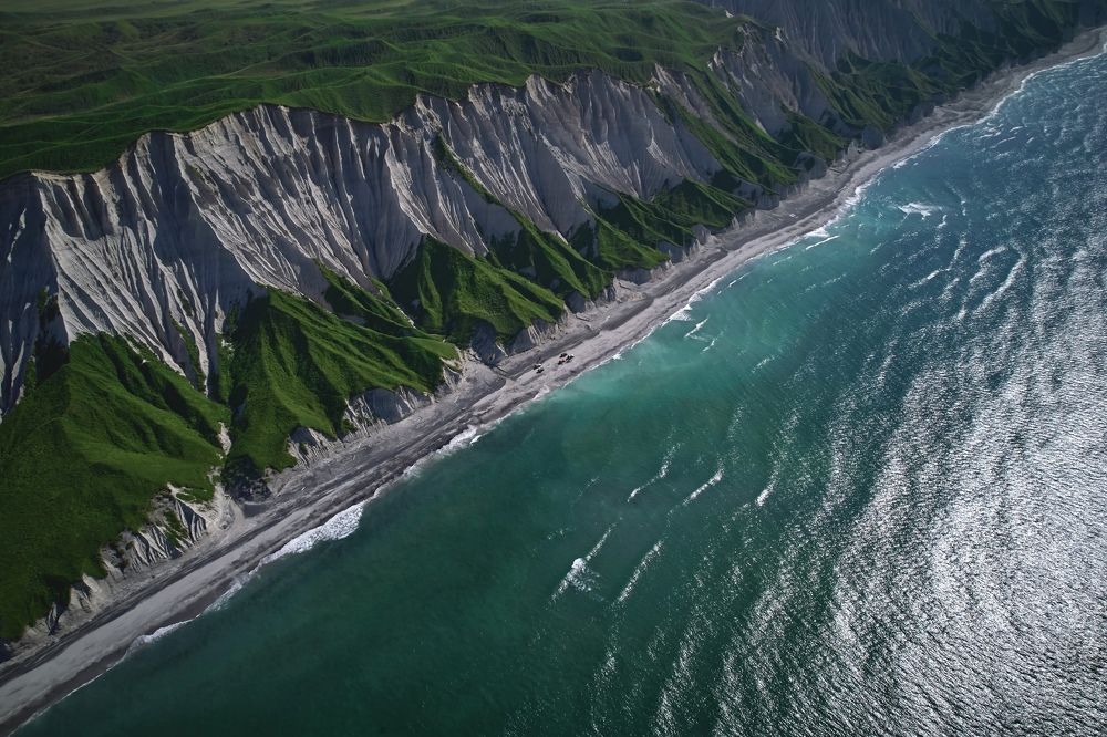 Охотское море у белых скал Итурупа