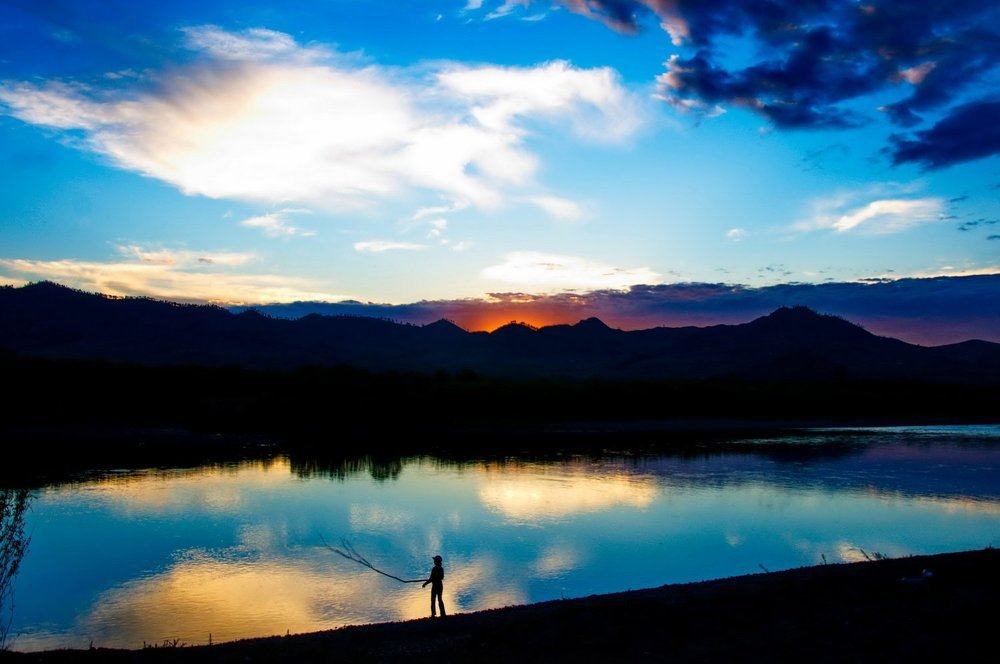 Одинокий рыбак в зареве заката.