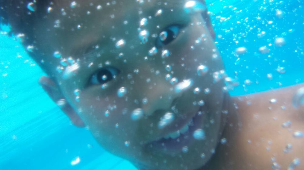 Каждый человек, как океан.. Знакомые заходят только по щиколотку. Друзья забегают по пояс… и тут же выходят. Лучшие друзья заходят по плечи… и даже способны доплыть до буйков.  Но лишь те, кто нас любит… способны заплыть за буйки… и даже утонуть  внутри н