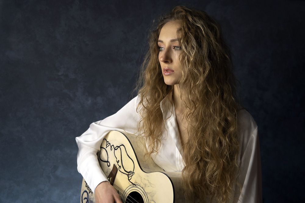 Девушка с гитарой