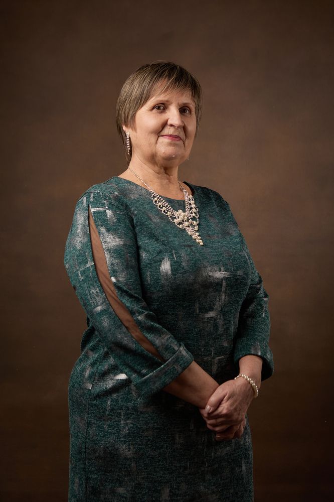 Суть Времени: Портрет Статной Дамы.