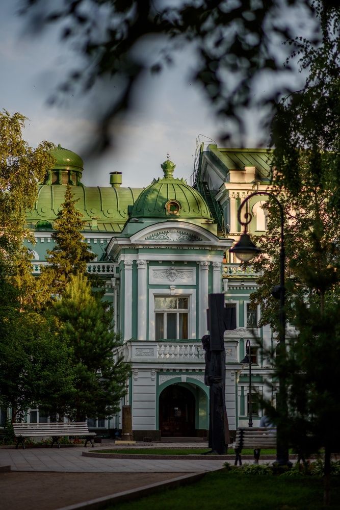 Омский драмтеатр и памятник Достоевскому