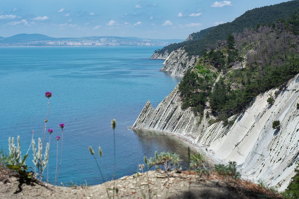 вид на скалу Утюг