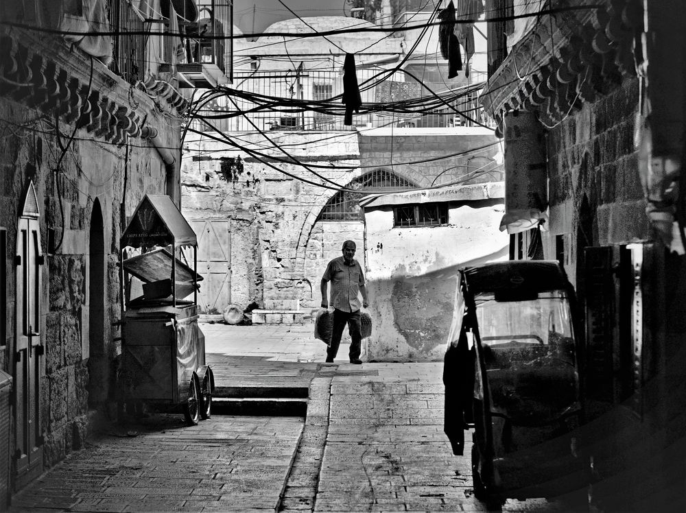 Два пакета зелёного миндаля