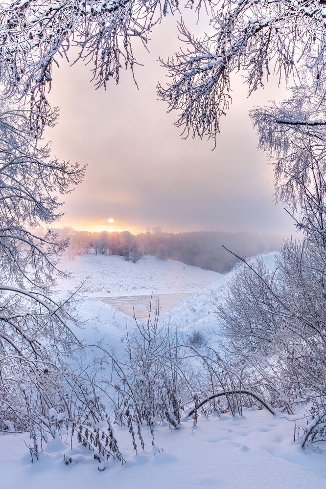 Красивый зимний рассвет у холмов