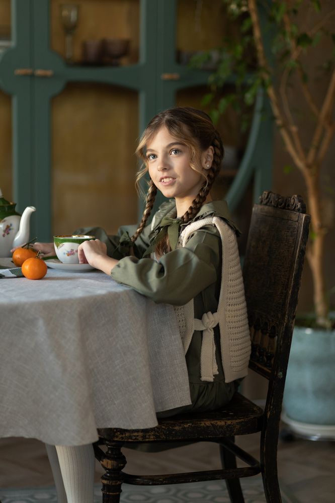 Девочка в зеленом платье