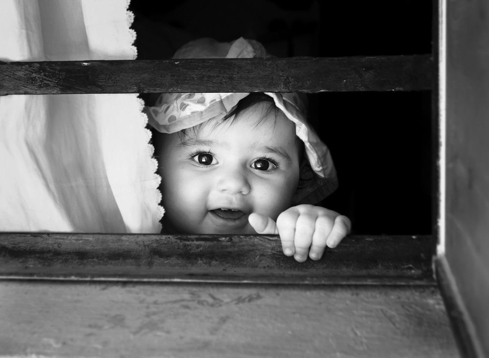 La beba en la ventana