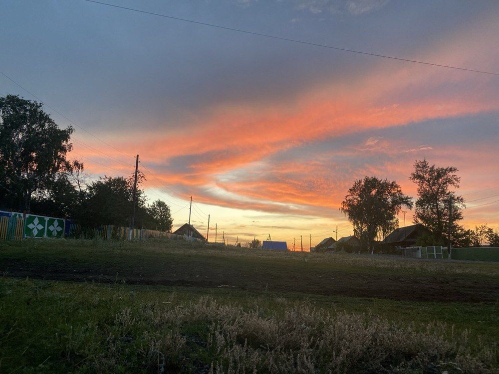 Закат. Улица. Лето.